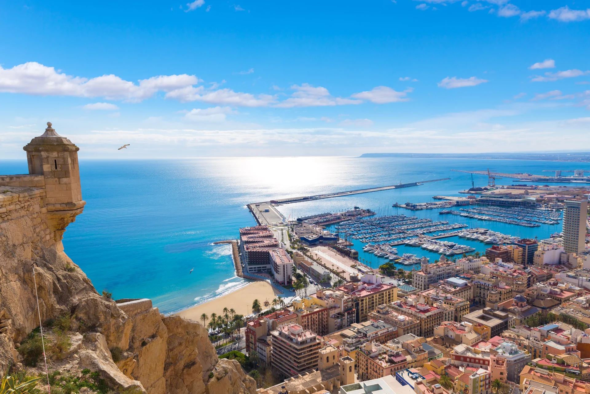 Najlepsze miasta do życia w Hiszpanii: Zdj?cie zamku Santa Barbara w Alicante.