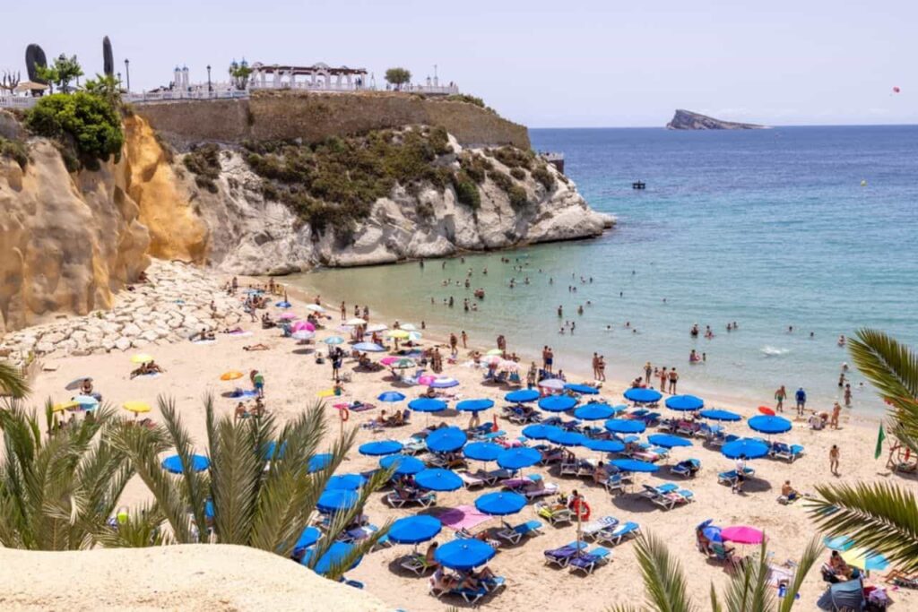 Cala del Mal Pas (Benidorm), een van de populairste baaien aan de Costa Blanca.
