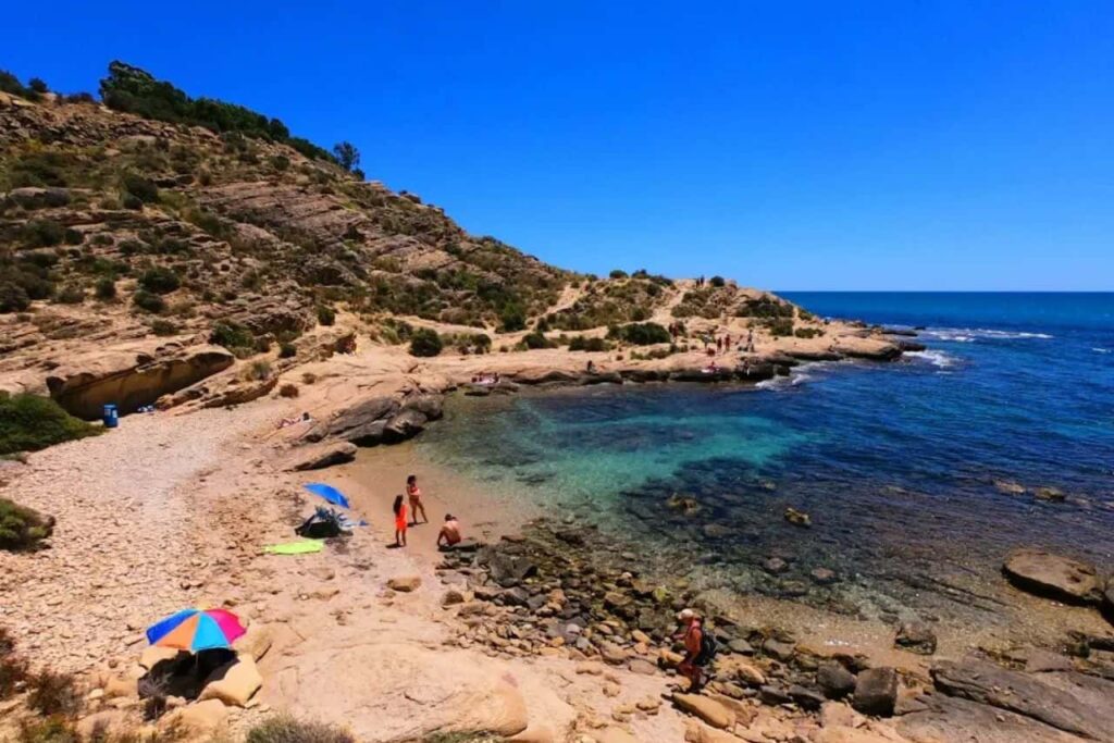 Cala Cantalar in Cabo de las Huertas (San Juan), een van de beste baaien aan de Costa Blanca.