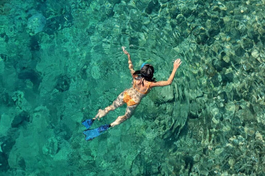 Vrouw snorkelt in een van de baaien aan de Costa Blanca.