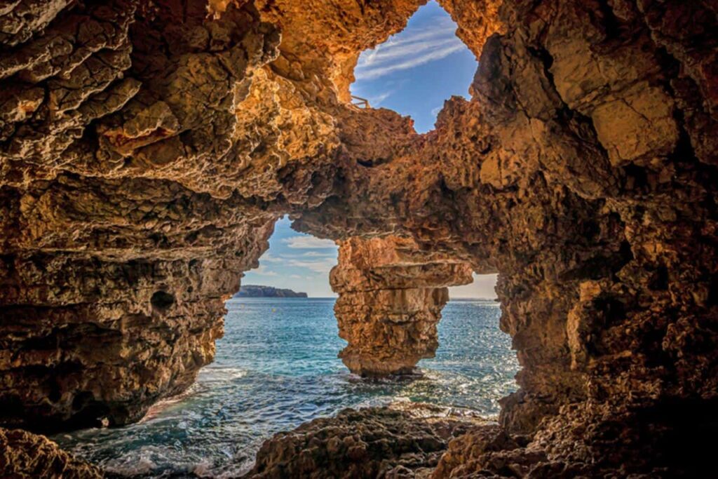 Cova del Arcs in de baai van Moraig (Benitachell).