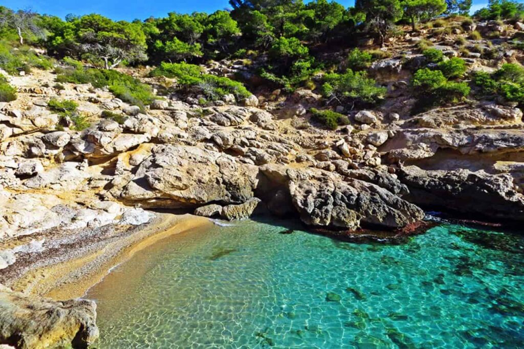 Rac? de Conill baai (Villajoyosa), een van de beste baaien aan de Costa Blanca.