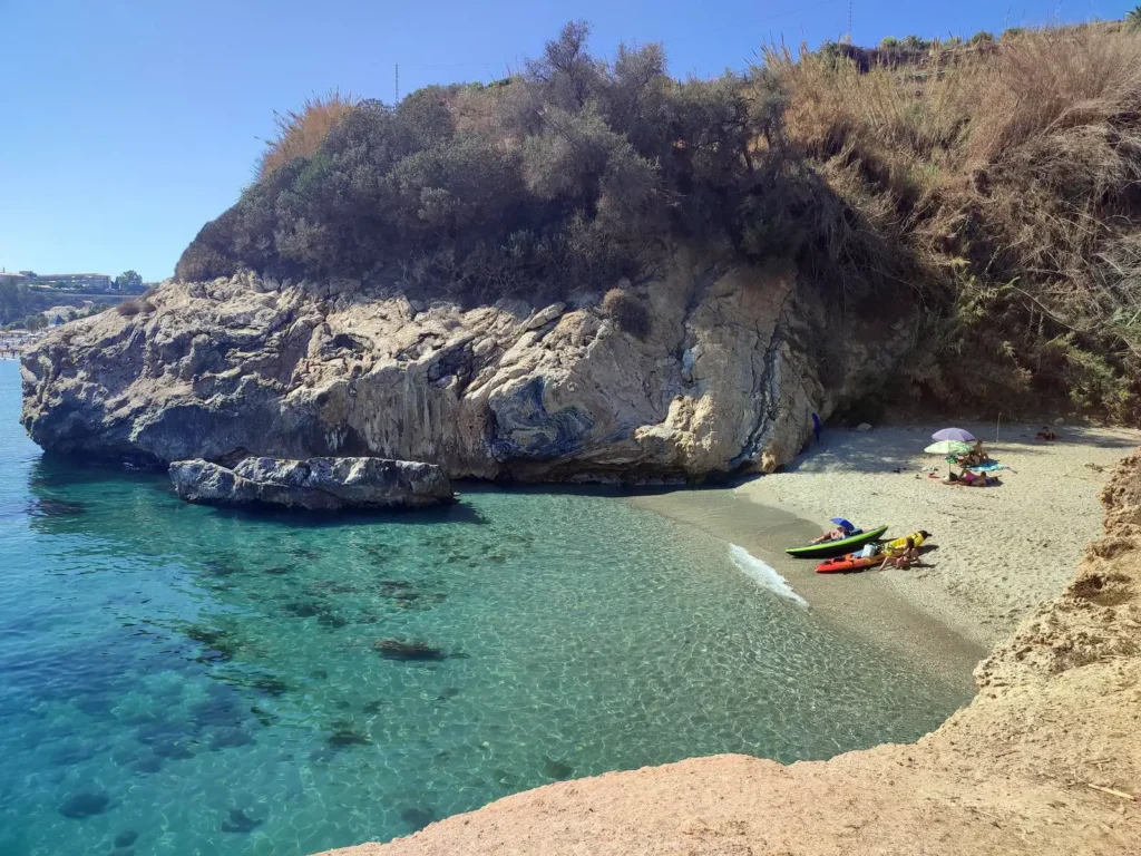Zdj?cie jednej z zatoczek na Costa del Sol, kt?rymi mo?na cieszy? się latem.