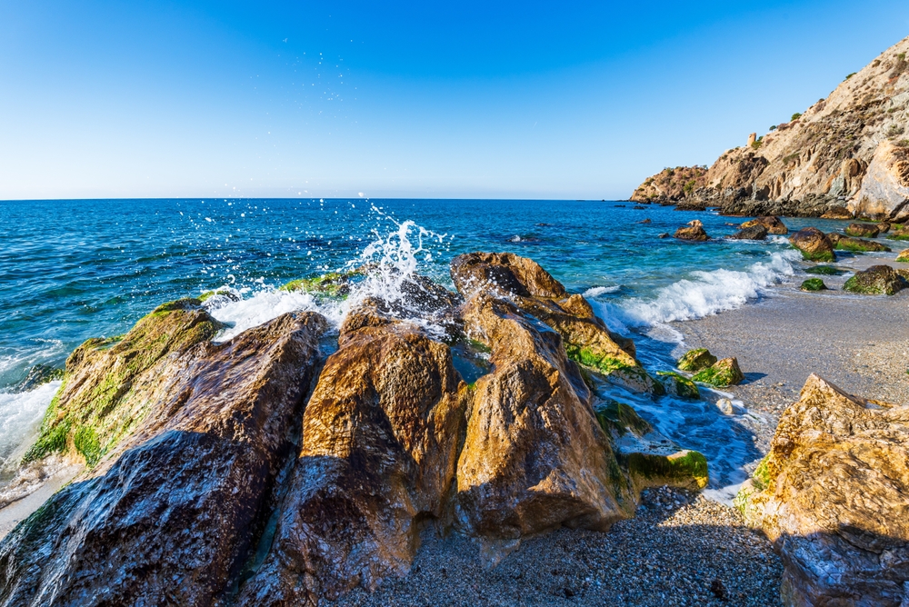 Zatoka Ca?uelo (Nerja) na Costa del Sol.