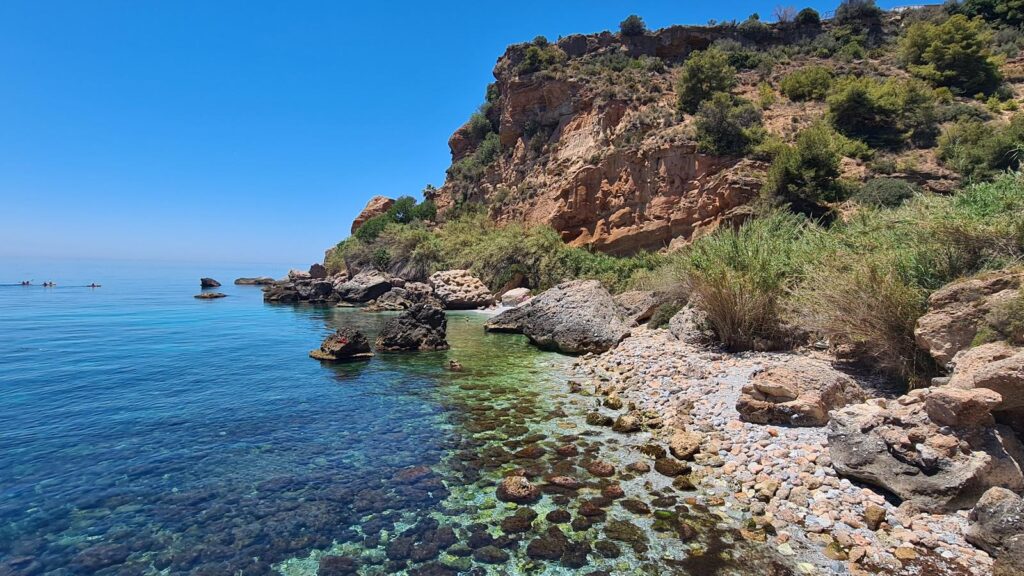 Zatoka Barranco del Maro (Nerja) na Costa del Sol.