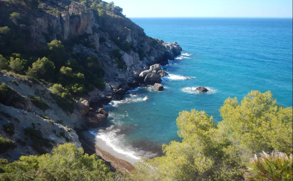 Zatoka Las Doncellas (Nerja) na Costa del Sol.