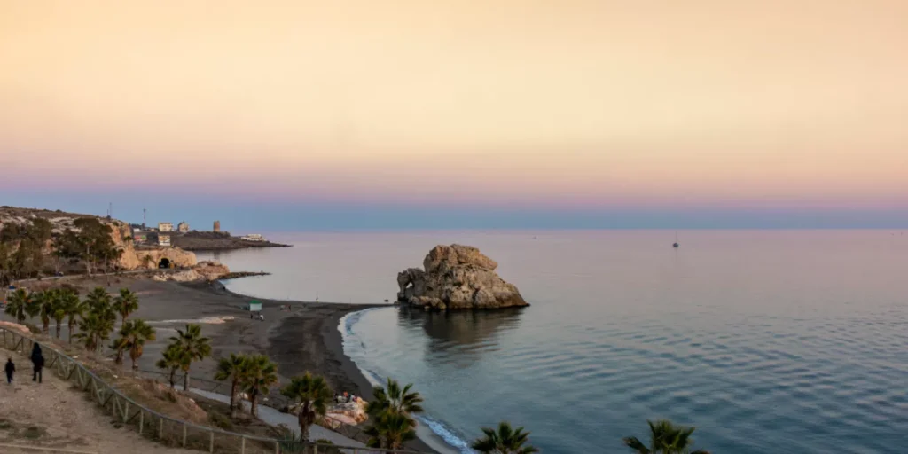 Pla?a Pe??n del Cuervo (Malaga) na wybrze?u Costa del Sol.