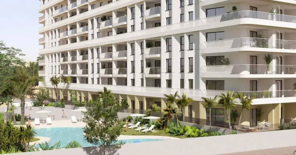 Nouvelle construction moderne d'appartements (Allonbay Hills, par Quadratia) avec terrasses, palmiers et piscine commune, id?ale pour l'achat d'une résidence secondaire sur la côte.