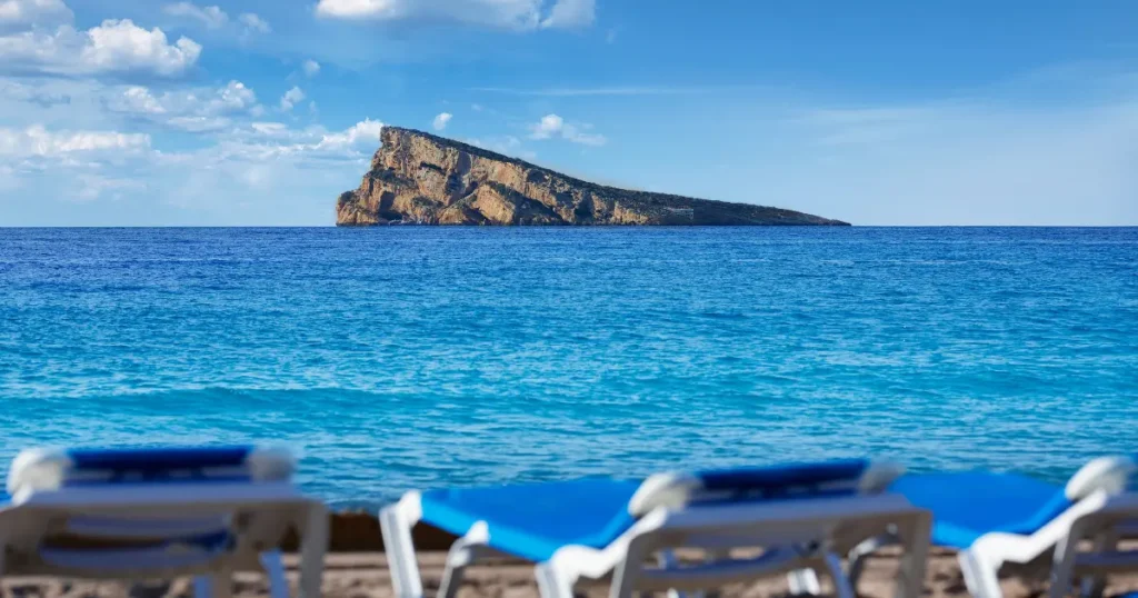 Kustfoto van de provincie Alicante en de Costa Blanca, een van de toplocaties om een luxe huis te kopen in Spanje.