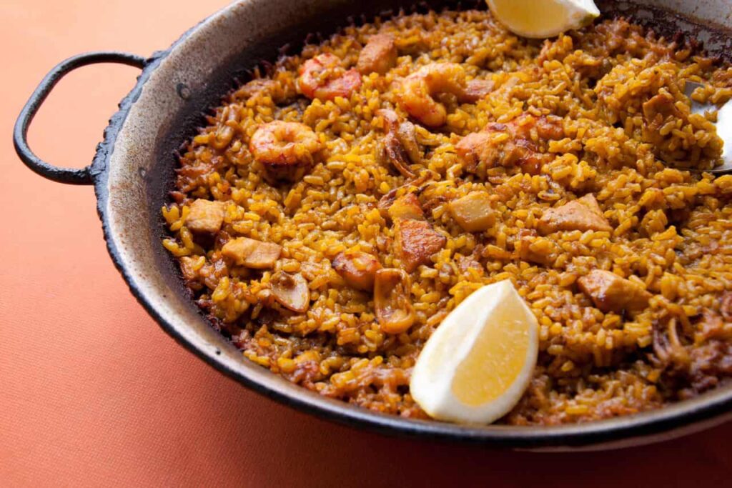 Alicante rice served in a paella in one of the most popular restaurants in the province of Alicante.