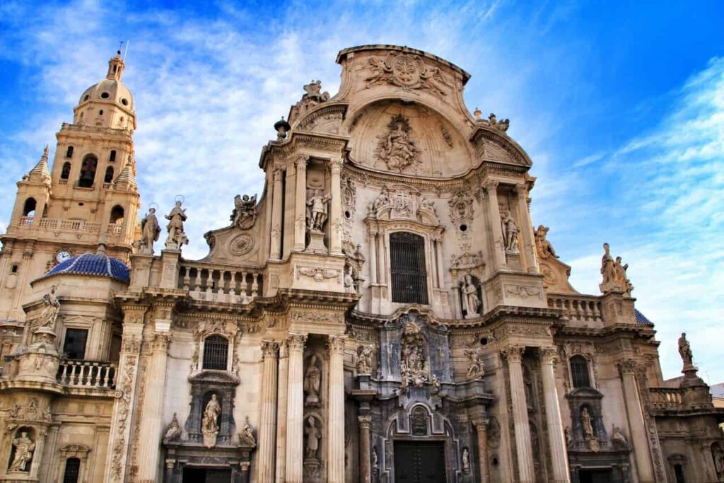 Primer plano de la catedral de Murcia, en la Costa Cálida.