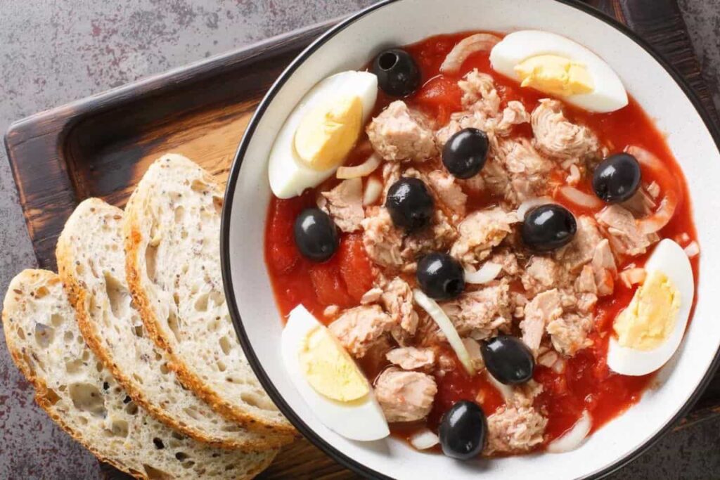 Imagen en primer plano de un plato t?pico de la Costa Cálida: La ensalada murciana y unas rebanadas de pan.