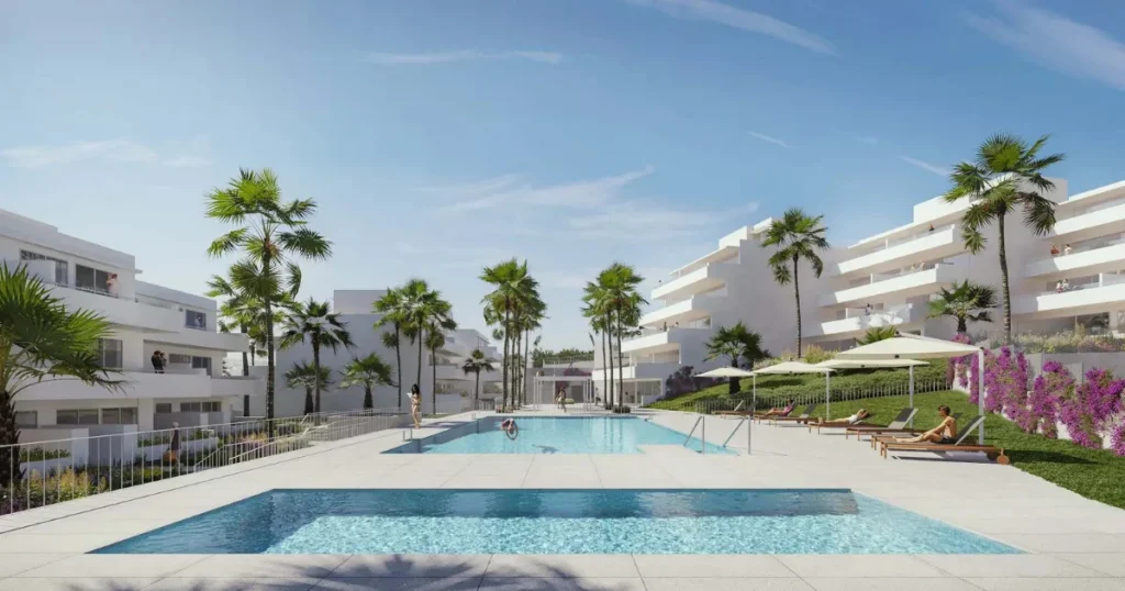 Urbanizaci?n moderna con piscina comunitaria y palmeras en la Costa del Sol Málaga