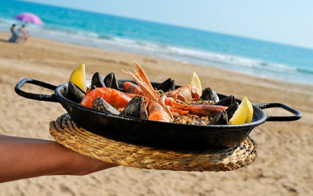 Ry? a banda na pla?y, jedno ze sztandarowych da? gastronomii w Alicante.