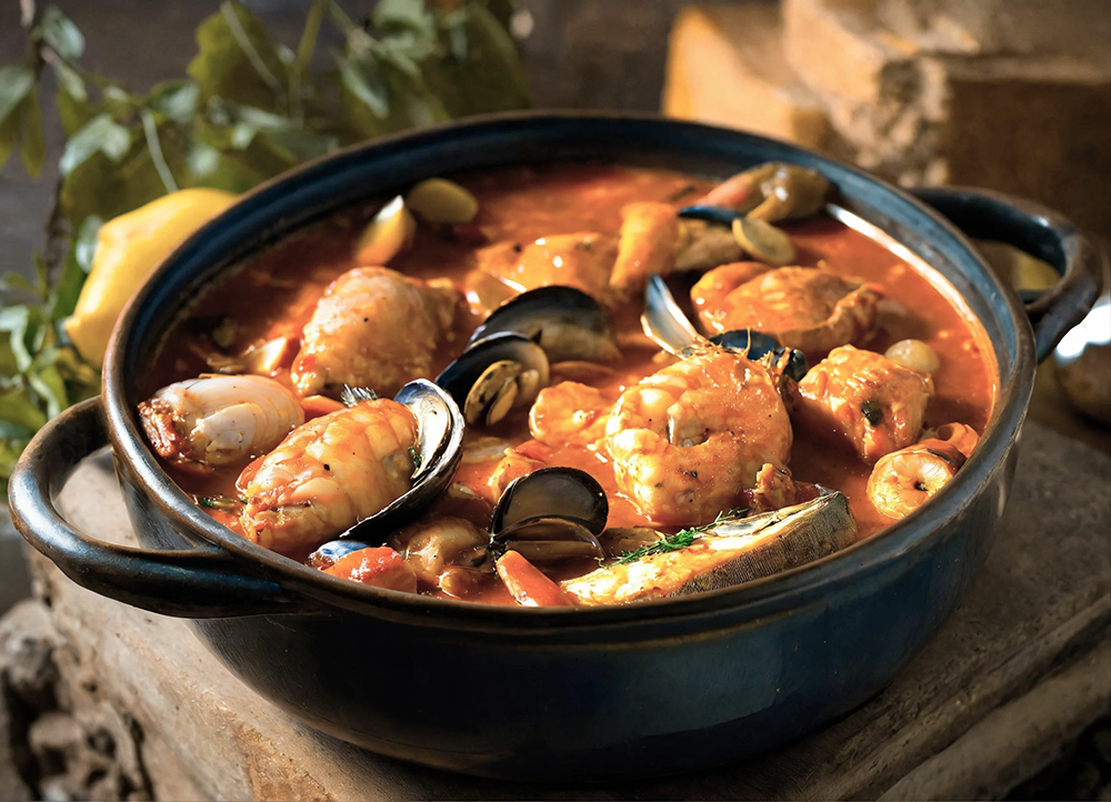 Caldereta de pescado y marisco (stoofpot van vis en zeevruchten), een typisch gerecht aan de Costa Blanca.