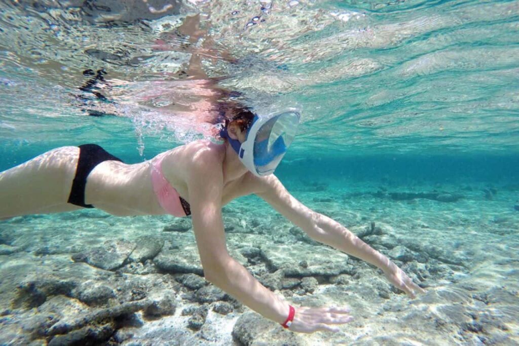 Woman diving in Águilas (Murcia).