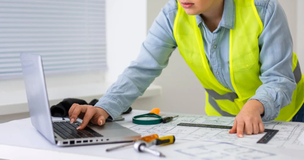 Afbeelding van een persoon van het bouwbedrijf, die verifieert dat het een licentie van eerste bewoning.