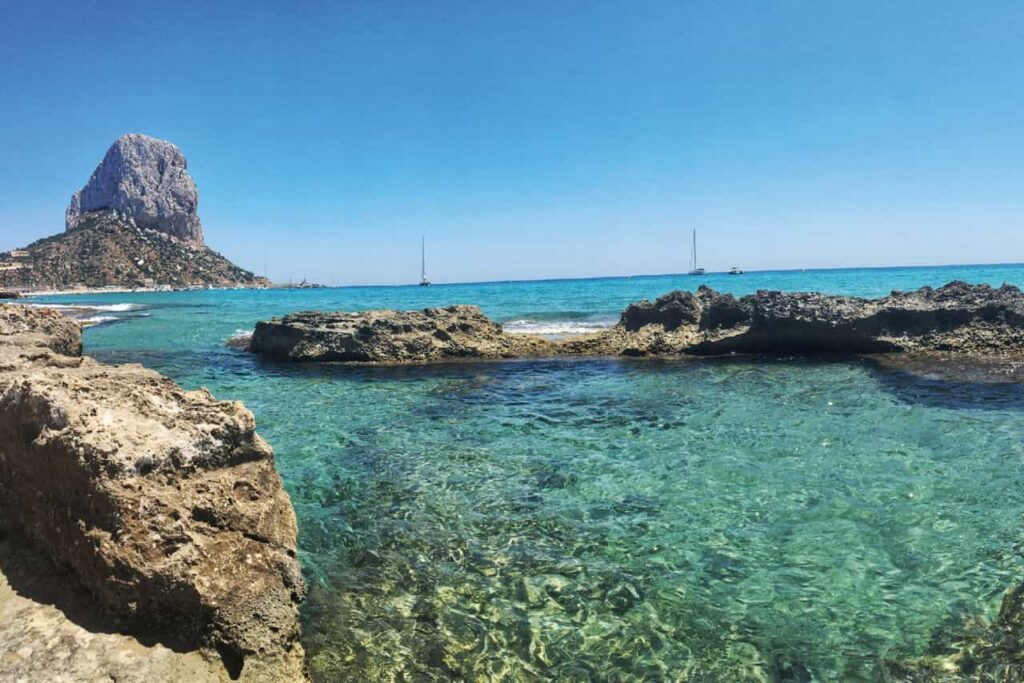 Imagen de la playa de Calpe, en la Costa Blanca. Una de las mejores ciudades para vivir en España para extranjeros.