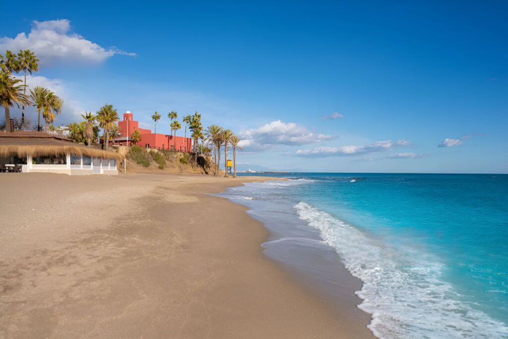 La plage de Benalm?dena (Malaga) parmi les 10 meilleures plages de la Costa del Sol.