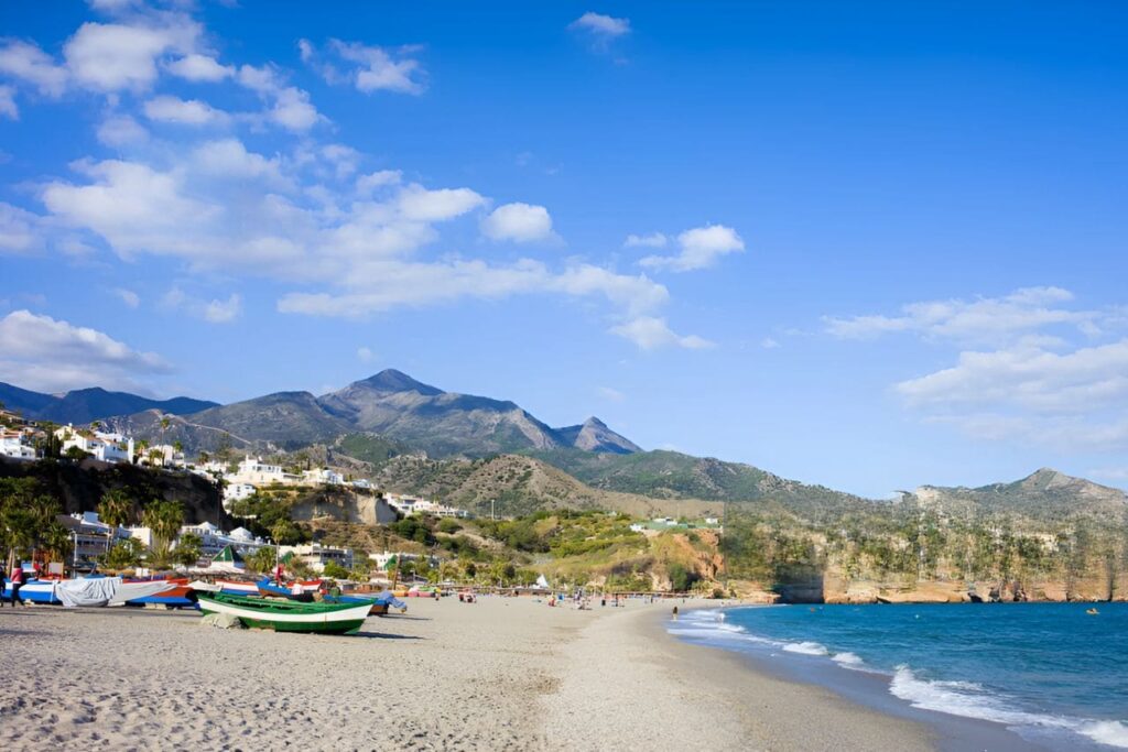 Plage de Burriana, ? Nerja (Malaga), l'une des 10 meilleures plages de la Costa del Sol.