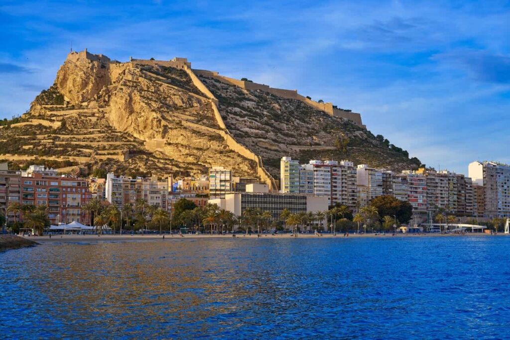 Uitzicht op het kasteel van Santa Barbara vanaf een van de beste stranden van de Costa Blanca, het Postiguet strand.