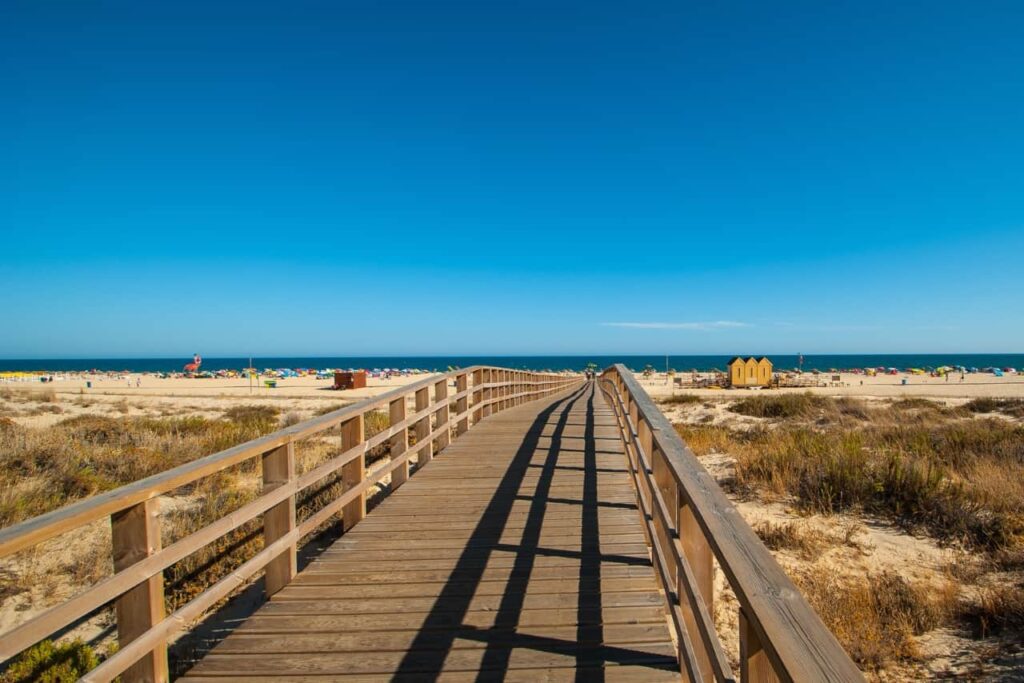 Beeld van de loopbrug op het strand van Carabass?, een van de beste stranden aan de Costa Blanca.
