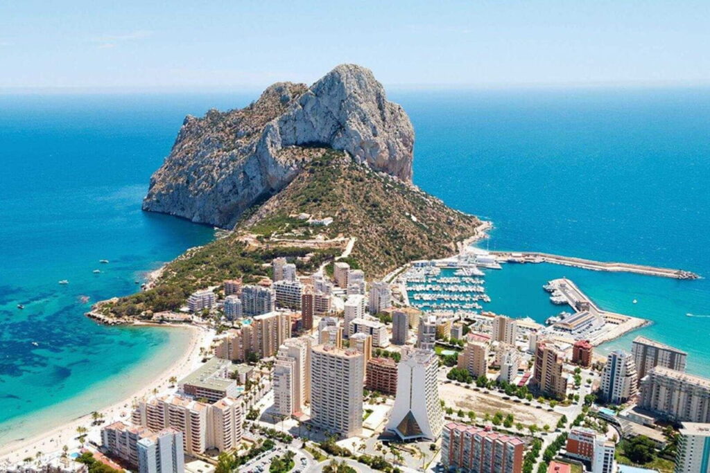 Widok z lotu ptaka na Pe??n de Ifach, jeden z najwa?niejszych przystank?w w Calpe (Alicante).
