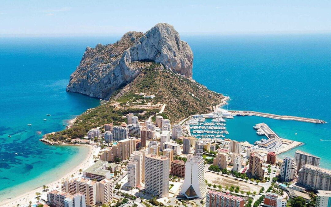 Widok z lotu ptaka na Pe??n de Ifach, jeden z najwa?niejszych przystank?w w Calpe (Alicante).