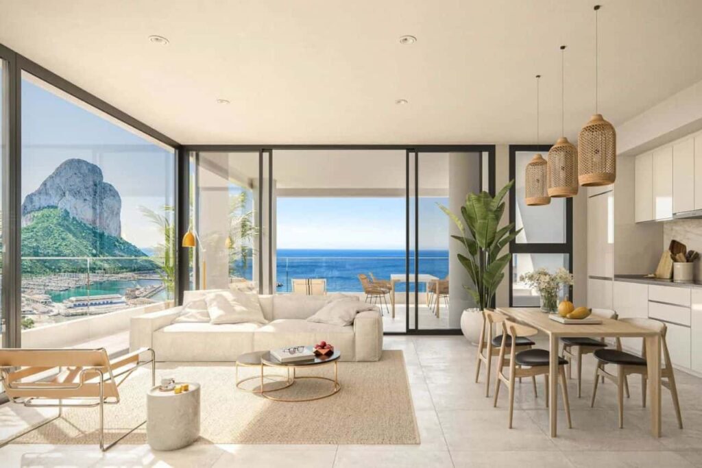 Afbeelding van het interieur van een huis uit Isea Views waar de Pe?on de Ifach vanuit de woonkamer te zien is.
