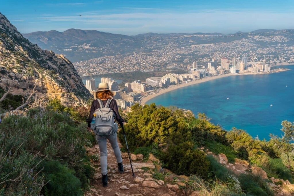 Afbeelding van een vrouw op een van de paden van de Pe??n de Ifach in Calpe (Alicante).