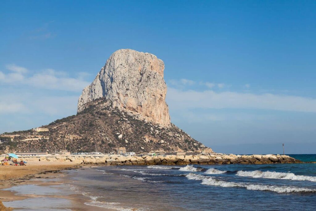 Uitzicht op de Pe?on de Ifach vanuit Cala el Rac? (Calpe).