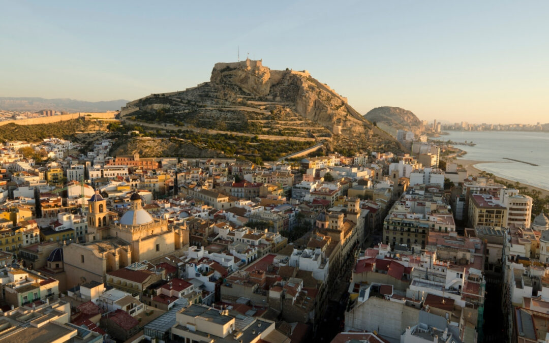 Widoki z lotu ptaka na Alicante z zamkiem Santa Barbara w tle.