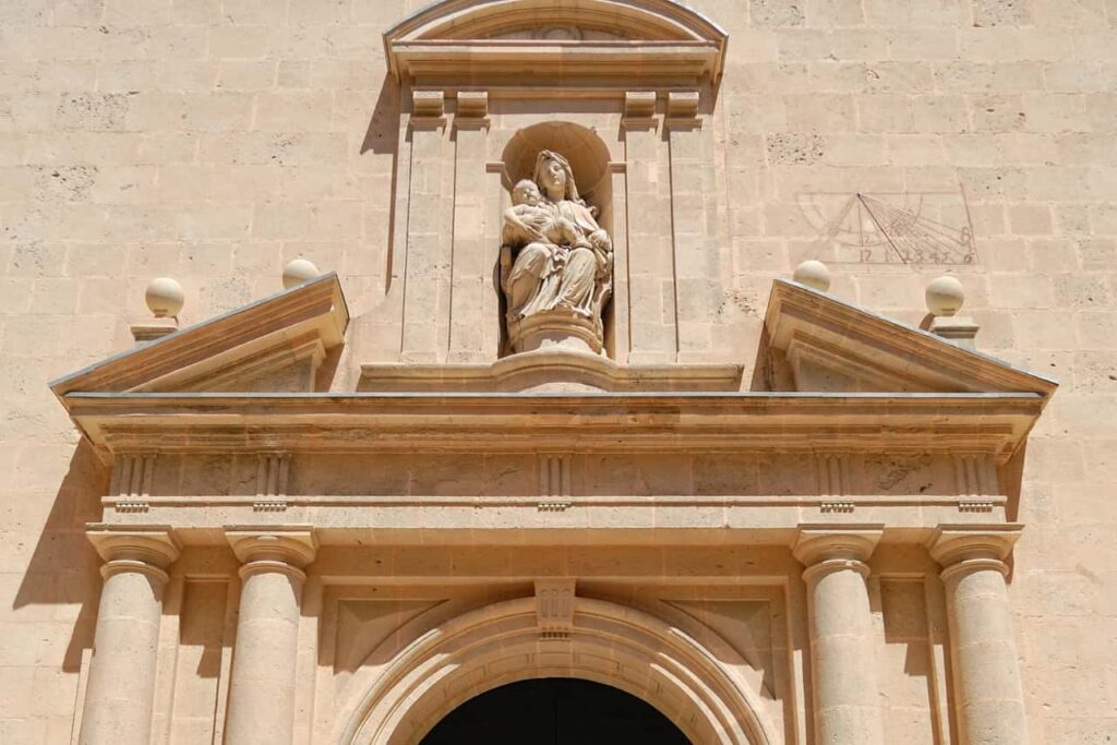 Image of the front of the Co-cathedral of San Nicol?s in Alicante.