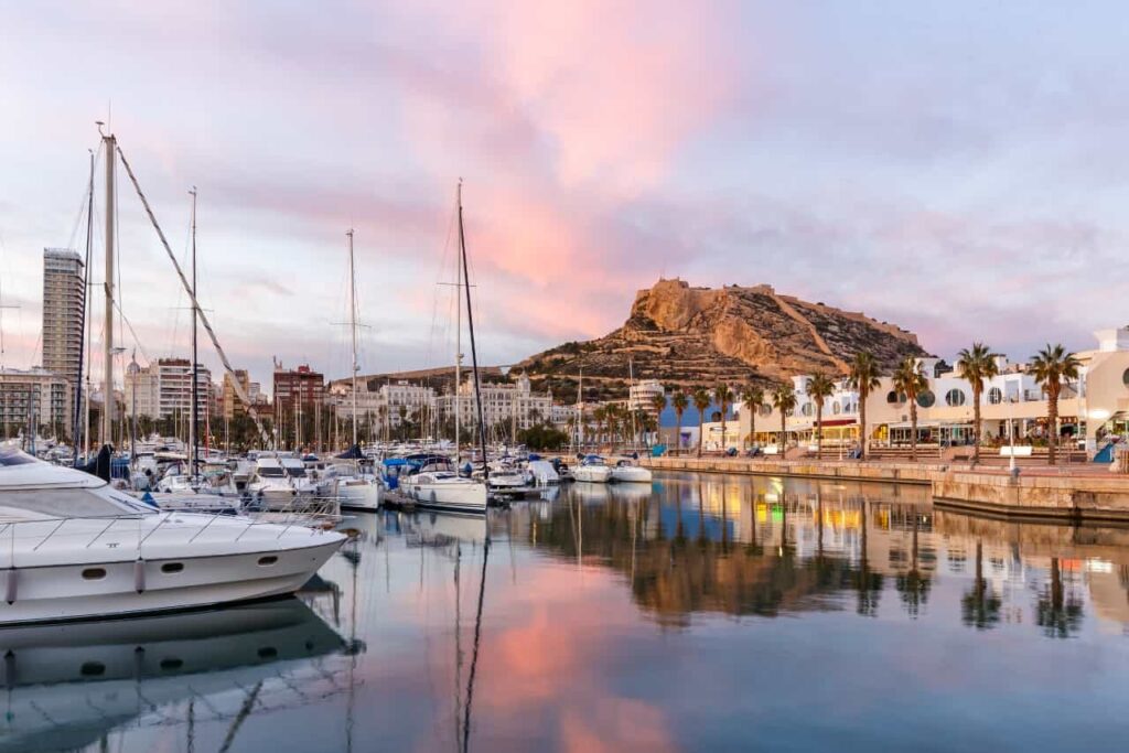 The promenade of the Port of Alicante, one of the things to do in Alicante if you visit it.