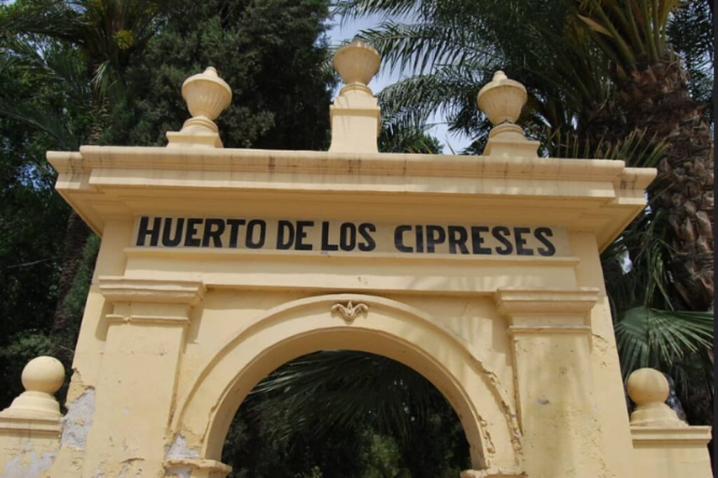 Promenade en tuinen van de Malec?n in Murcia.