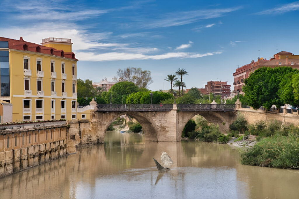 De brug van Los Peligros en de Barrio del Carmen, iets om te zien en te doen in Murcia.