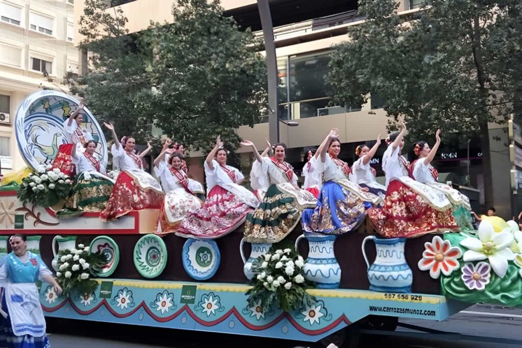 Afbeelding van een van de praalwagens van de Bando de la Huerta festiviteiten, iets om te zien en te doen in de hoofdstad en provincie Murcia.