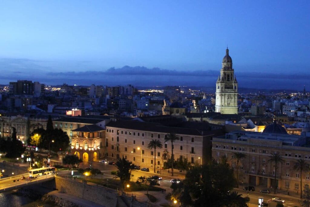 Nachtelijke luchtfoto van de stad Murcia vanaf een uitkijkpunt. Een van de dingen om te doen in Murcia.