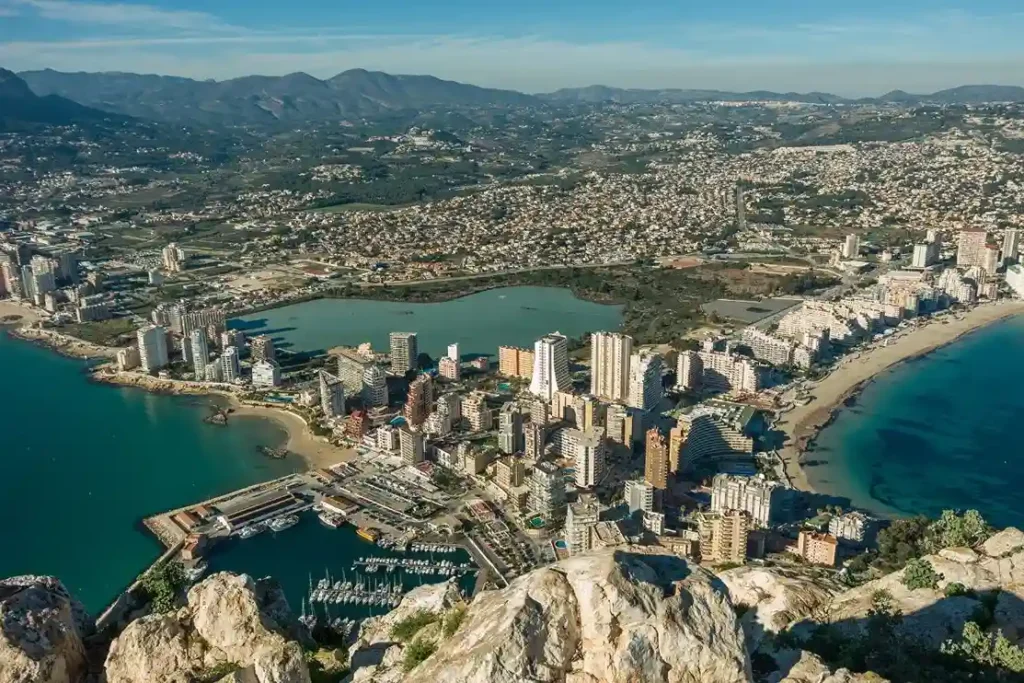 Widok z lotu ptaka na Calpe z samego Pe??n de Ifach.