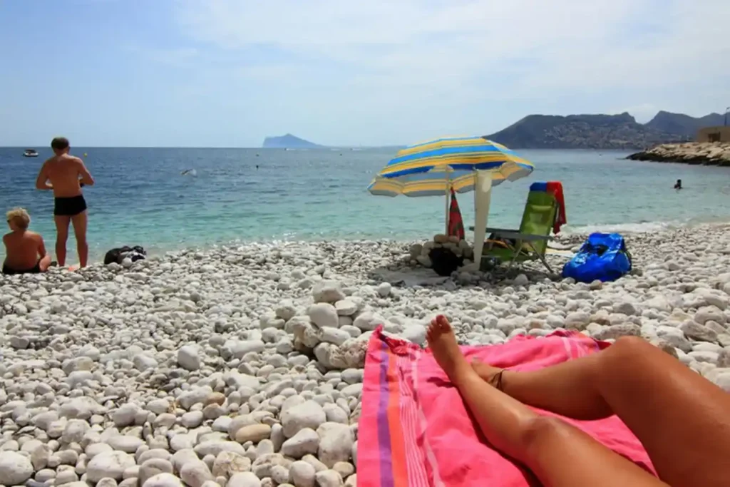 Kobiece nogi na r?czniku na jednej z pla? lub zatoczek do zobaczenia w Calpe.