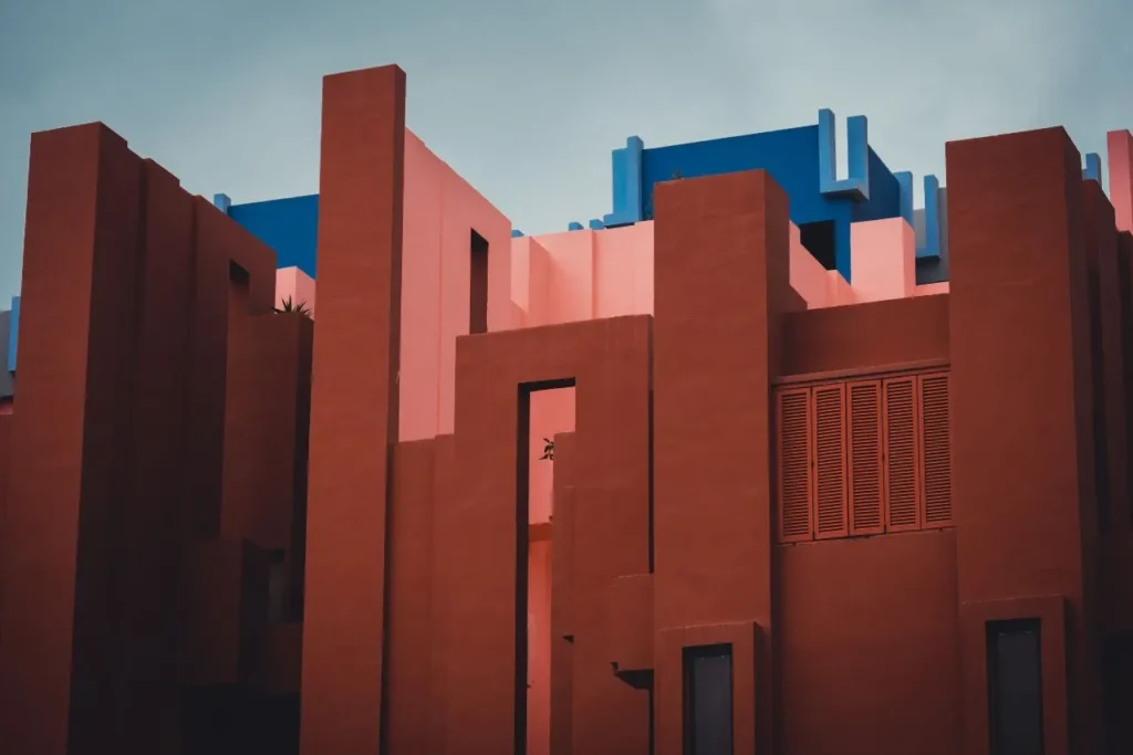 Zbli?enie Czerwonej ?ciany Ricardo Bofill, jednej z atrakcji, kt?re warto zobaczy? w Calpe.