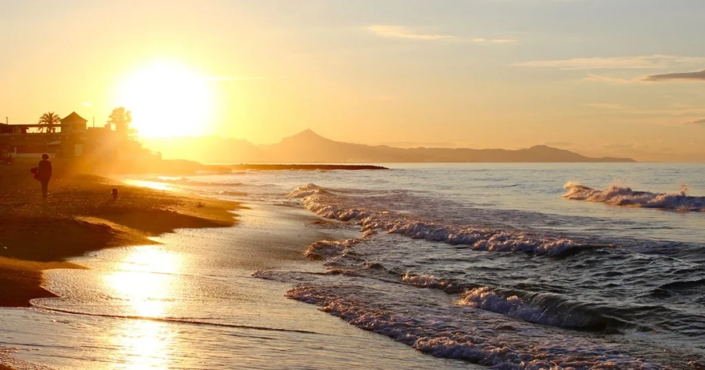 Atardecer en una de las playas que ver en Denia.