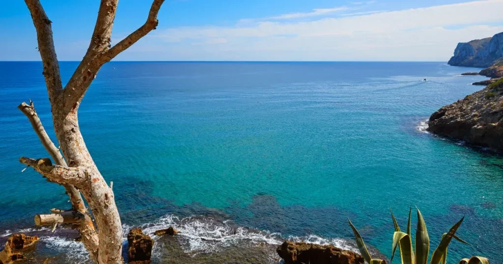 Imagen desde una de las cimas de una de las calas que ver en Denia.