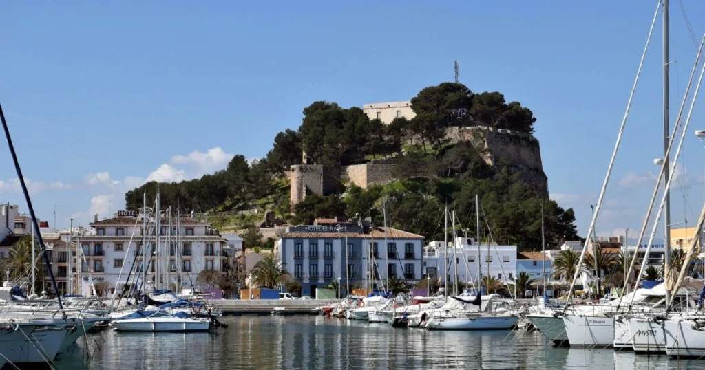 Castillo de Denia desde el puerto.