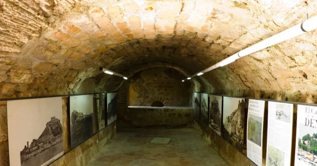 Imagen del tunel del castillo de Denia con los carteles expositores.