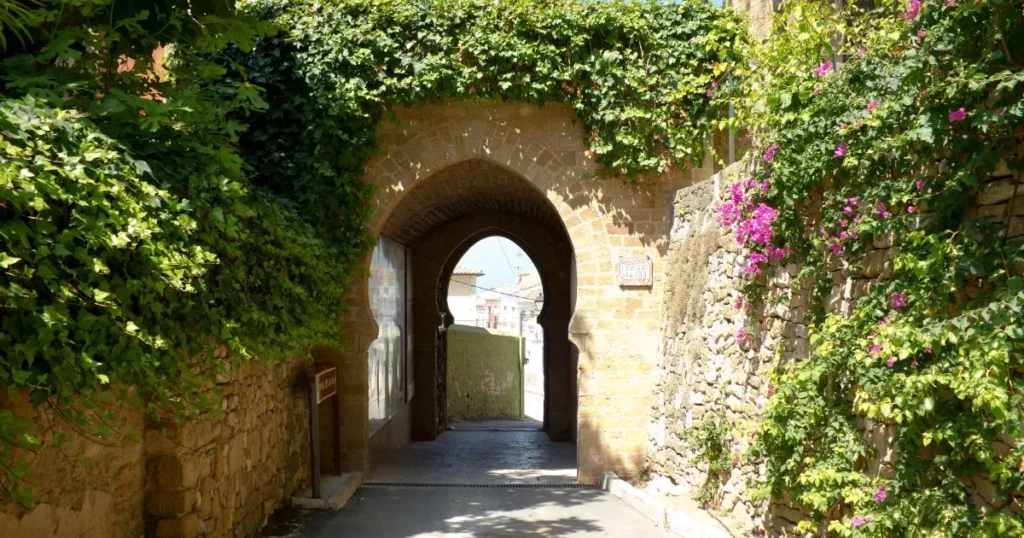 Una de las fortificaciones o puertas que ver en el Castillo de Denia.