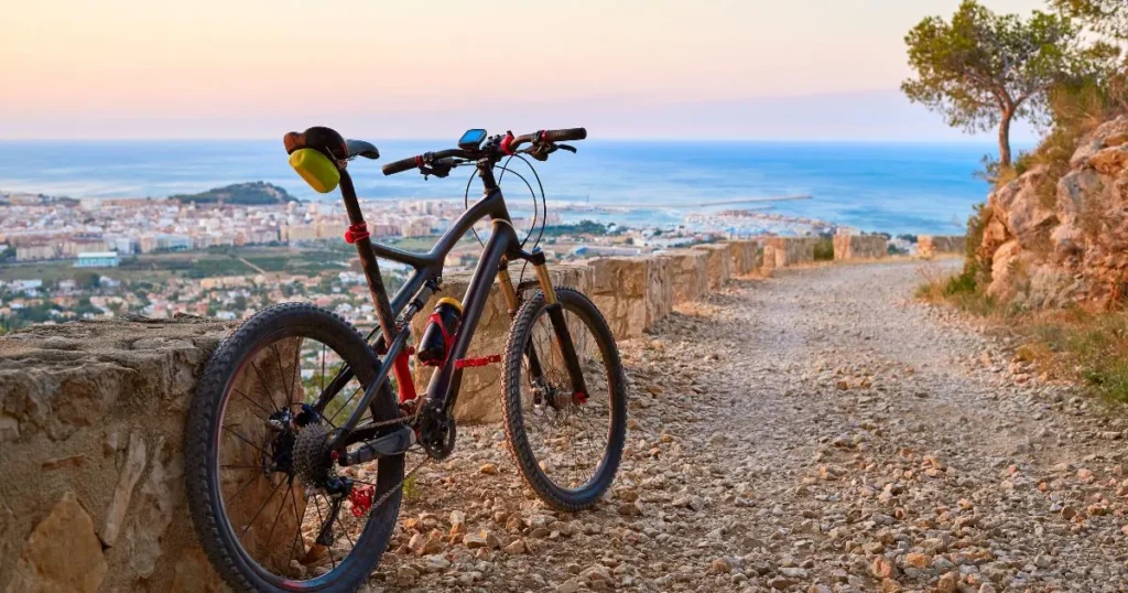 Bicicleta en camino de ruta del Parque Natural del Montg? en Denia (Alicante).