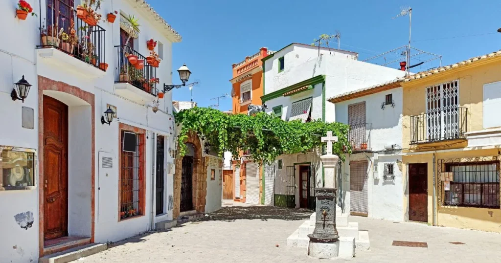 Imagen de una de las calles del casco antiguo que debes ver en Denia.