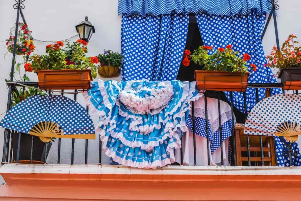 Balkon van een huis in Malaga versierd in Feria. Een van de dingen om te doen en te zien in Malaga.