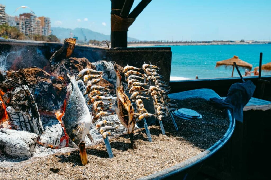 Espetos boot op het strand van La Malagueta.